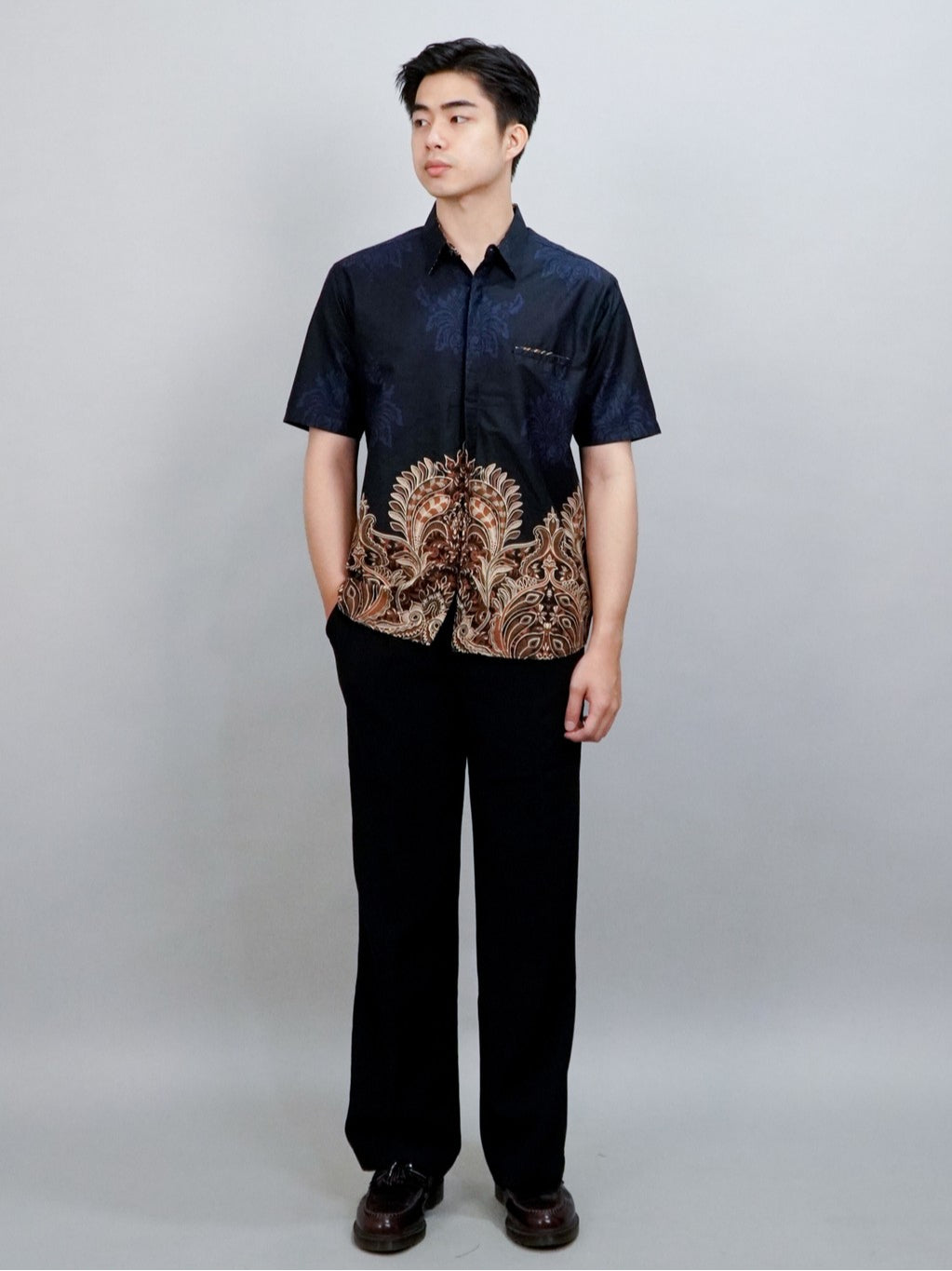 Swipe Up Kemeja Batik Pria Modern Lengan Pendek Charisma Navy