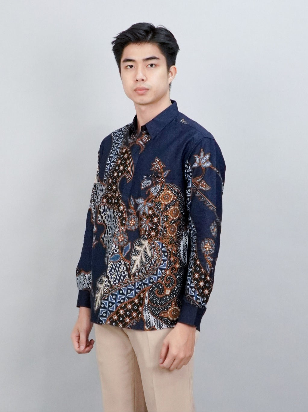 Swipe Up Kemeja Batik Pria Modern Slimfit Lengan Panjang Akai Navy Brown