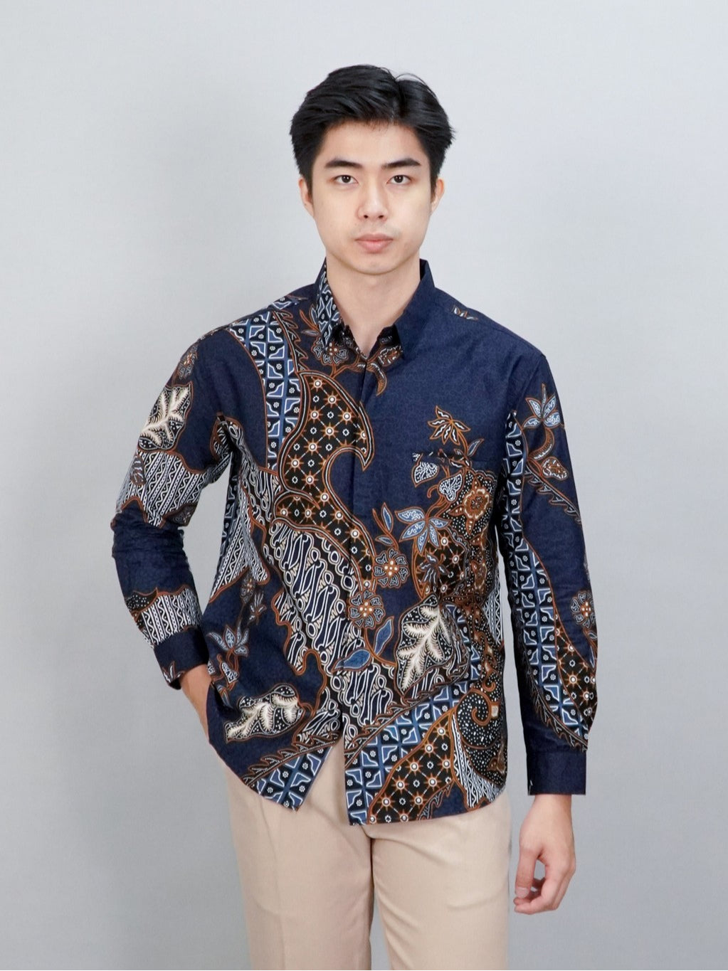 Swipe Up Kemeja Batik Pria Modern Slimfit Lengan Panjang Akai Navy Brown