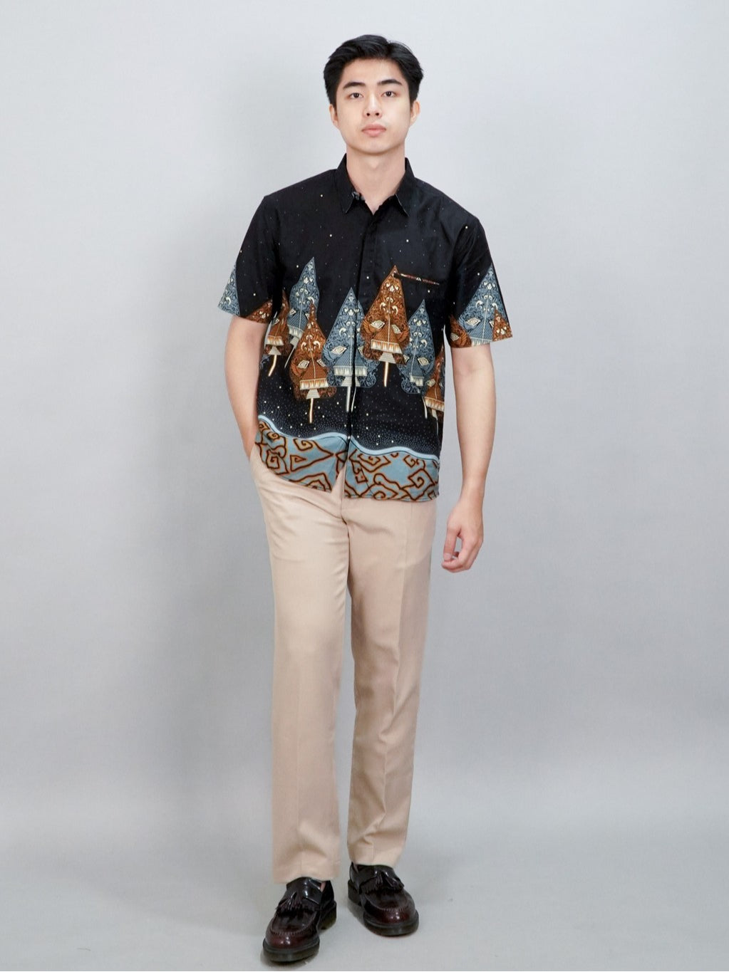 Swipe Up Kemeja Batik Pria Modern Lengan Pendek Wayang Laksmana Black