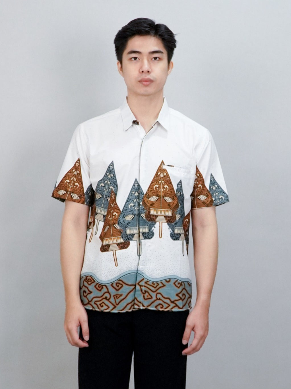 Swipe Up Kemeja Batik Pria Modern Lengan Pendek Wayang Laksmana White