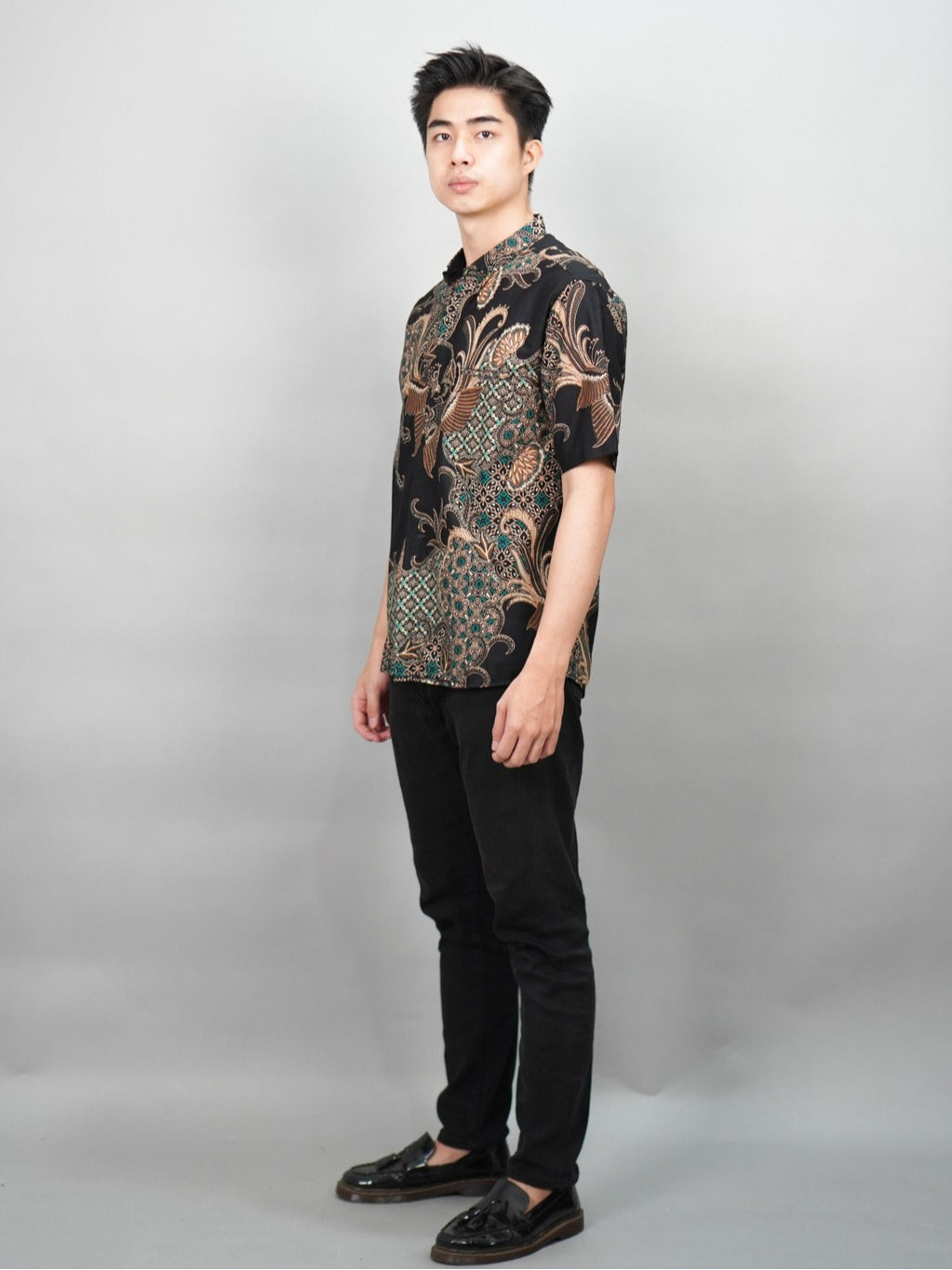 Swipe Up Kemeja Batik Pria Modern Slimfit Lengan Pendek Ajisai