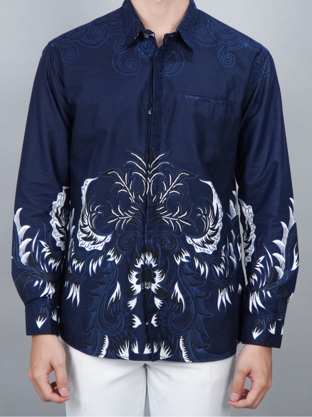 Swipe Up Kemeja Batik Pria Modern Slimfit Katun Lengan Panjang Motif Katsura Navy