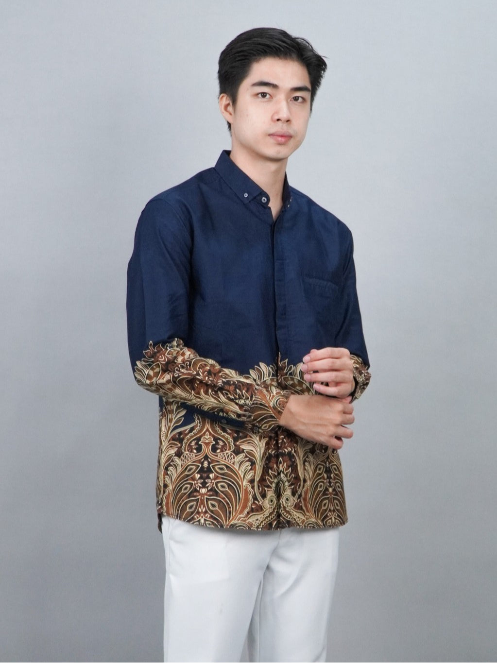 Swipe Up Kemeja Batik Pria Modern Slimfit Lengan Panjang Charisma Navy