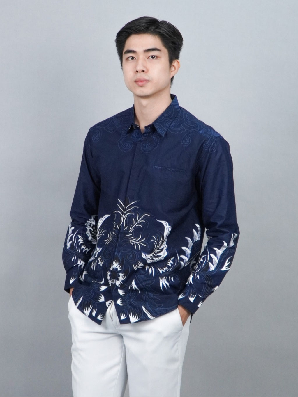 Swipe Up Kemeja Batik Pria Modern Slimfit Katun Lengan Panjang Motif Katsura Navy