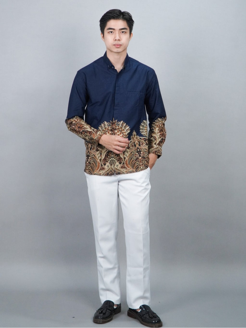 Swipe Up Kemeja Batik Pria Modern Slimfit Lengan Panjang Charisma Navy