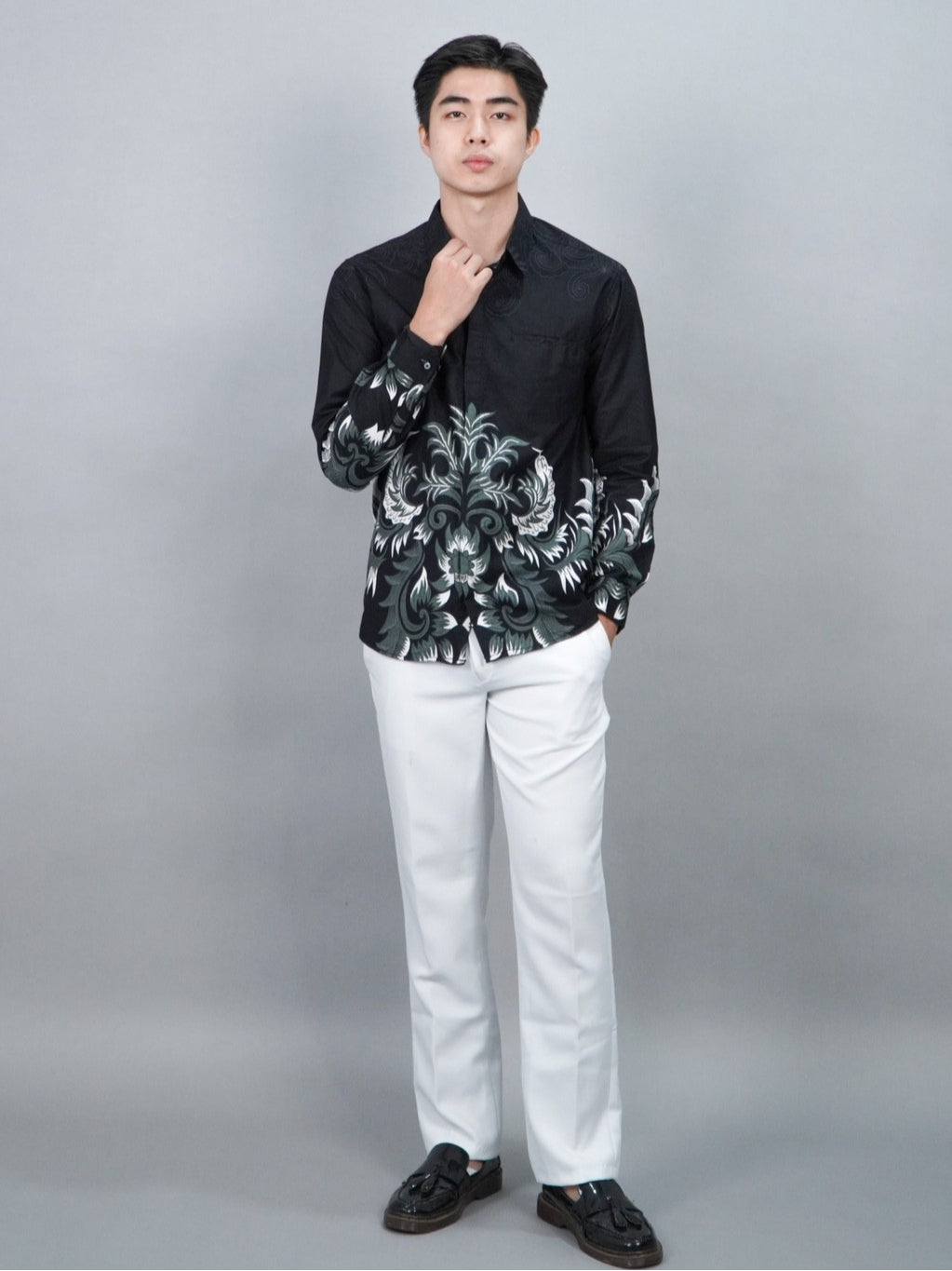 Swipe Up Kemeja Batik Pria Modern Katun Slimfit Lengan Panjang Motif Katsura Black