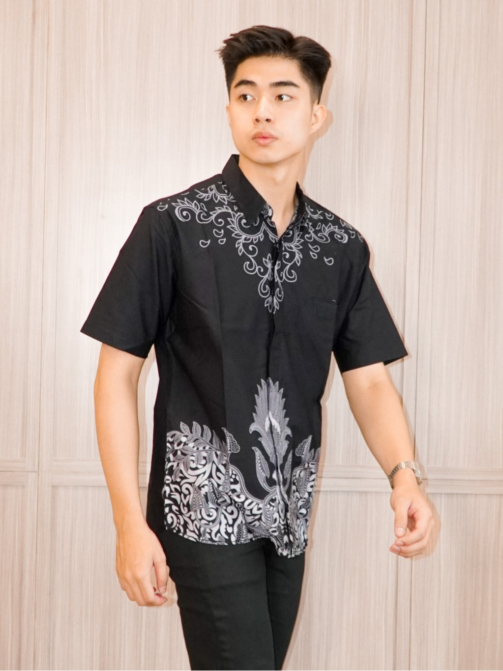 Swipe Up Kemeja Batik Pria Modern Lengan Pendek Widura Black
