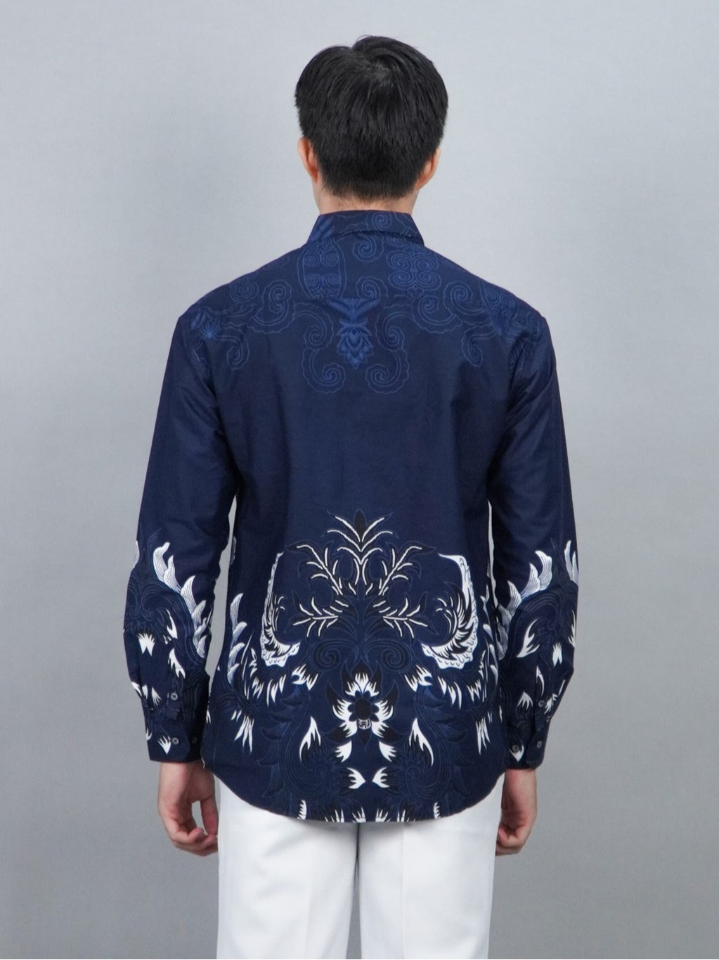 Swipe Up Kemeja Batik Pria Modern Slimfit Katun Lengan Panjang Motif Katsura Navy