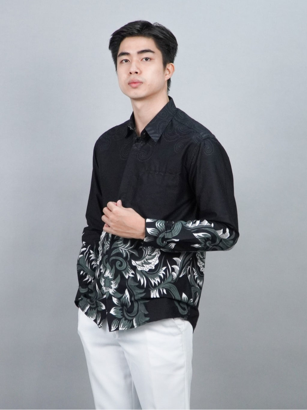 Swipe Up Kemeja Batik Pria Modern Katun Slimfit Lengan Panjang Motif Katsura Black