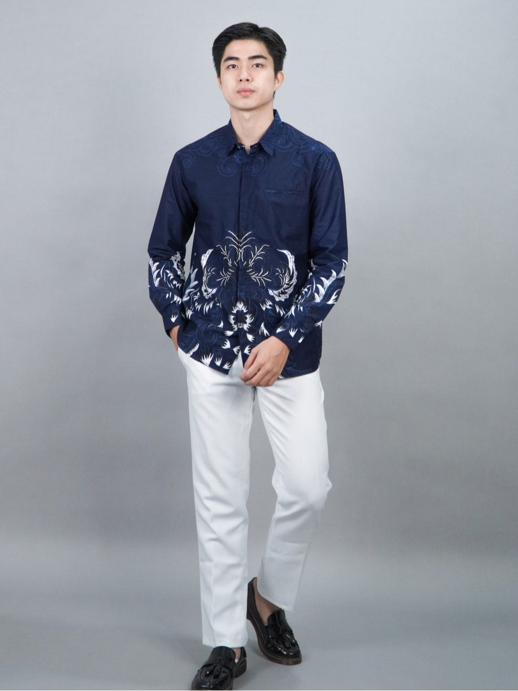 Swipe Up Kemeja Batik Pria Modern Slimfit Katun Lengan Panjang Motif Katsura Navy