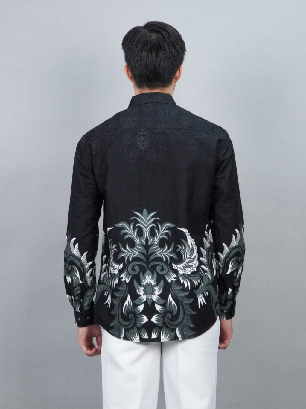 Swipe Up Kemeja Batik Pria Modern Katun Slimfit Lengan Panjang Motif Katsura Black
