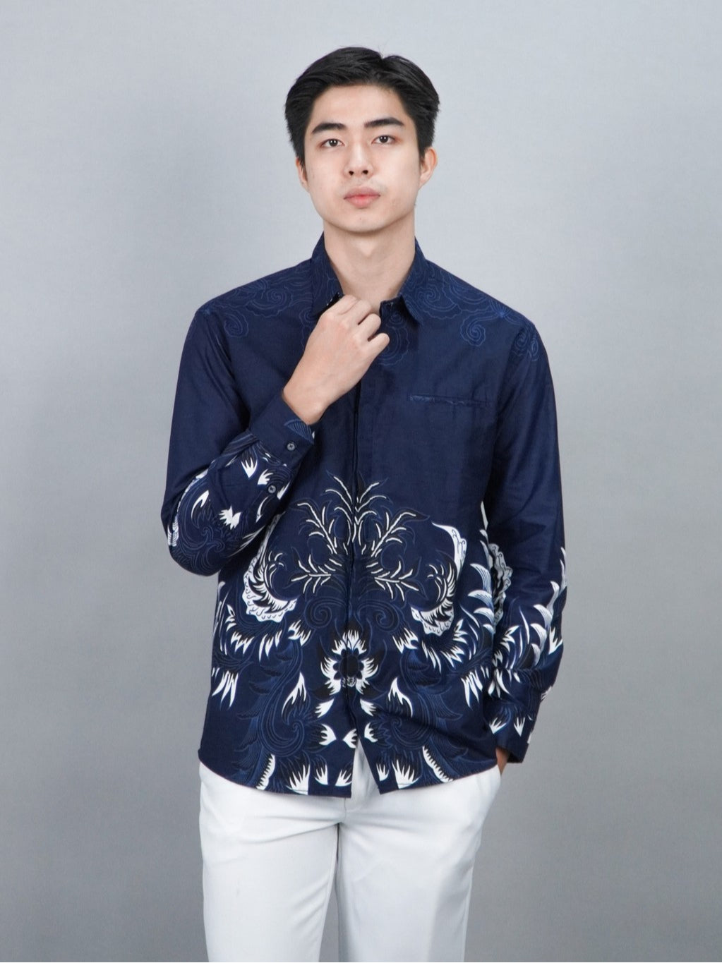 Swipe Up Kemeja Batik Pria Modern Slimfit Katun Lengan Panjang Motif Katsura Navy