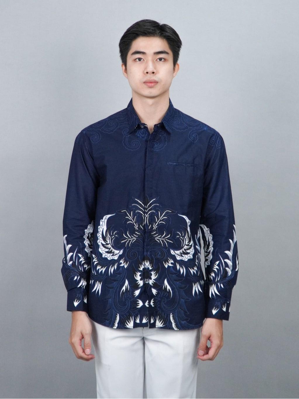 Swipe Up Kemeja Batik Pria Modern Slimfit Katun Lengan Panjang Motif Katsura Navy