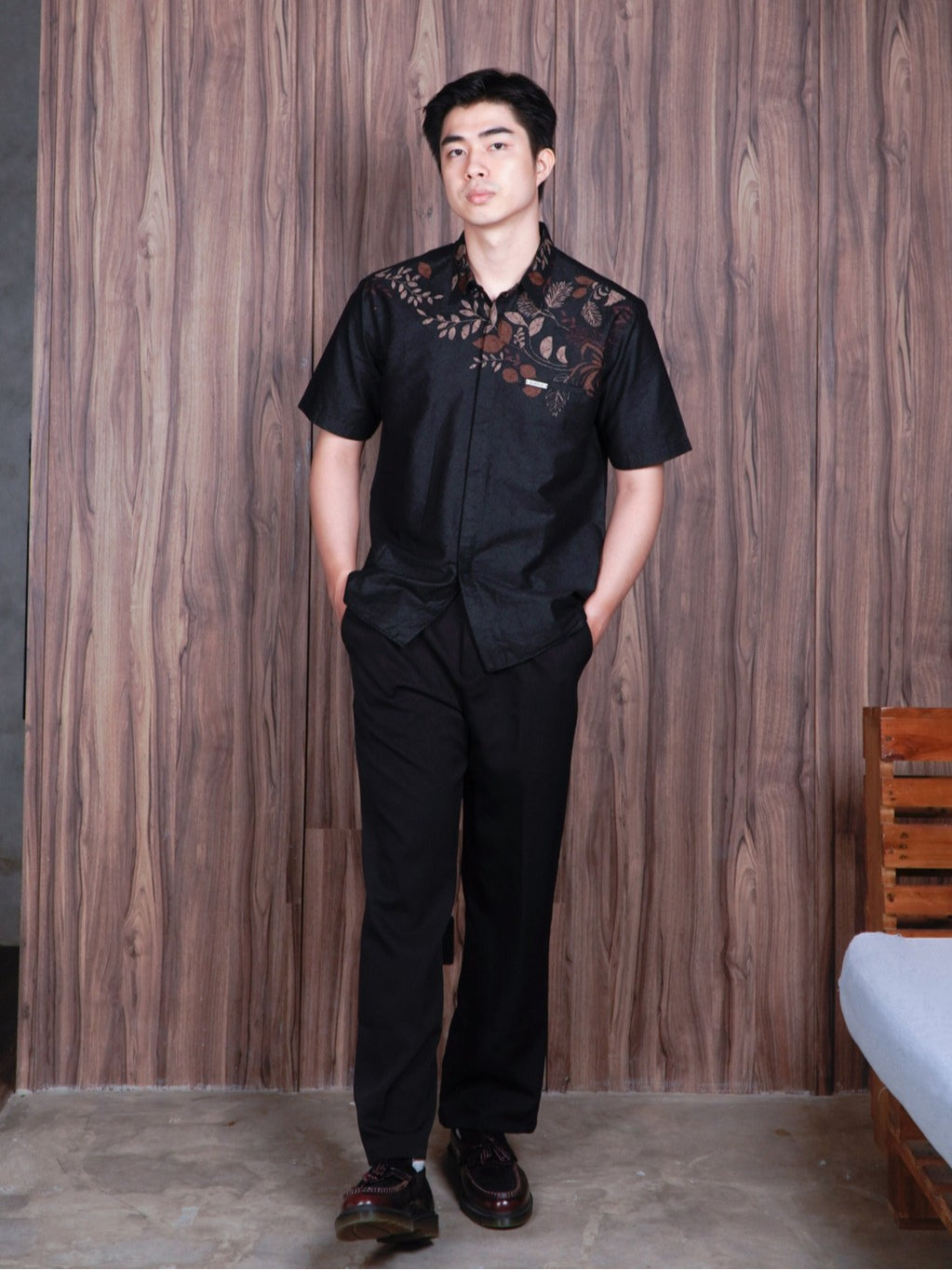 Swipe up Kemeja Batik Pria Modern Slimfit  Lengan Pendek Suiren Black