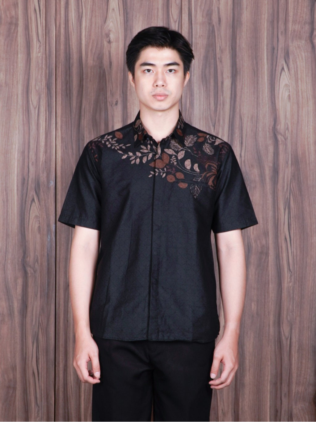 Swipe up Kemeja Batik Pria Modern Slimfit  Lengan Pendek Suiren Black