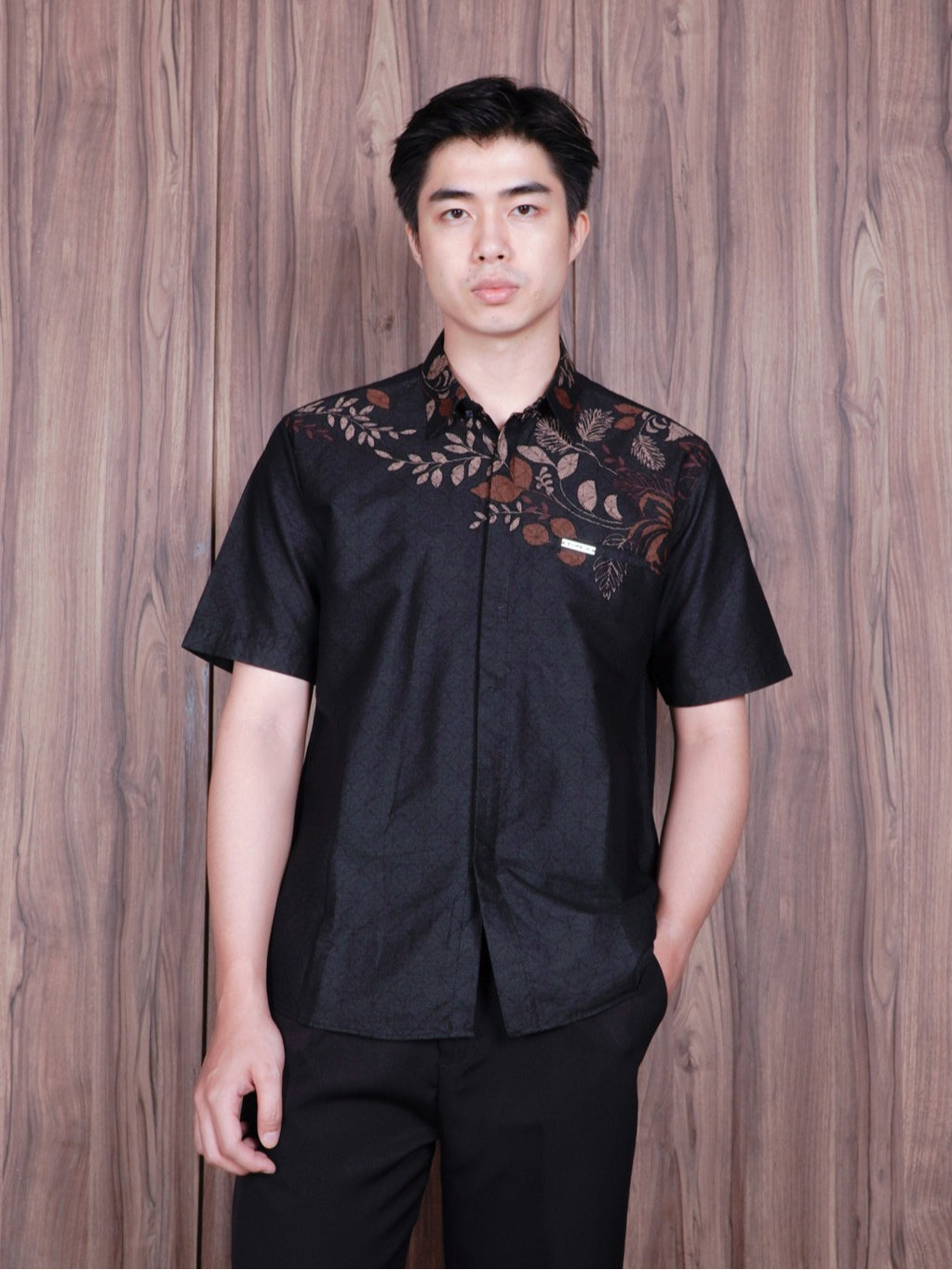 Swipe up Kemeja Batik Pria Modern Slimfit  Lengan Pendek Suiren Black