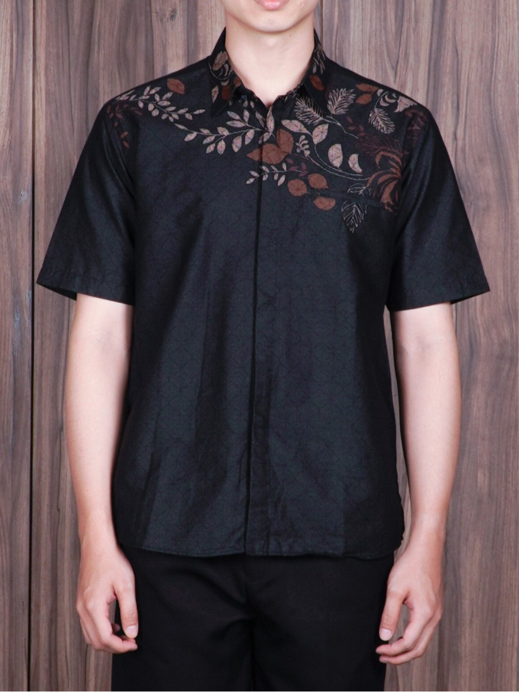 Swipe up Kemeja Batik Pria Modern Slimfit  Lengan Pendek Suiren Black