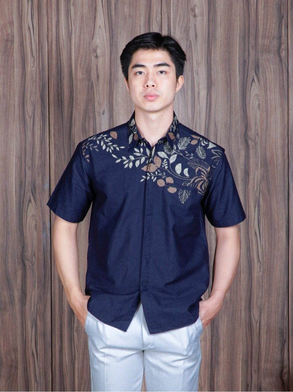 Swipe up Kemeja Batik Pria Modern Slimfit Lengan Pendek Suiren Navy