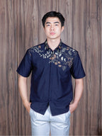 Swipe up Kemeja Batik Pria Modern Slimfit Lengan Pendek Suiren Navy