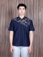 Swipe up Kemeja Batik Pria Modern Slimfit Lengan Pendek Suiren Navy