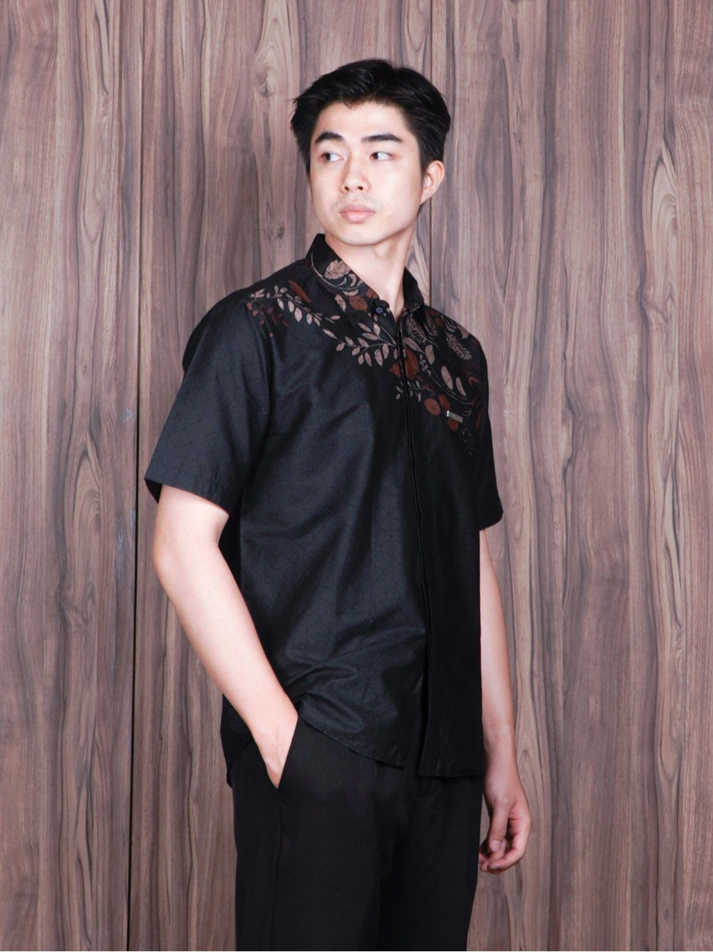 Swipe up Kemeja Batik Pria Modern Slimfit  Lengan Pendek Suiren Black