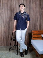 Swipe up Kemeja Batik Pria Modern Slimfit Lengan Pendek Suiren Navy