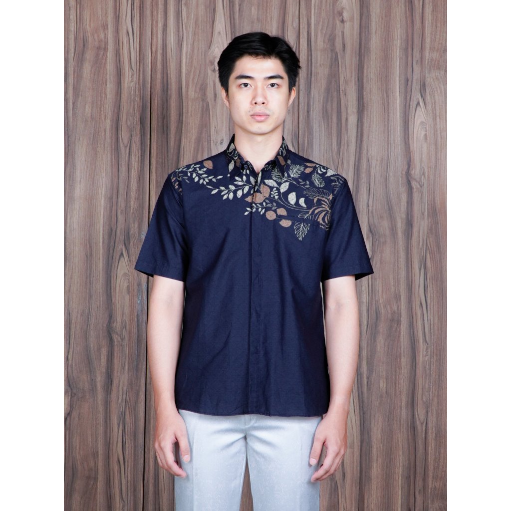 Swipe up Kemeja Batik Pria Modern Slimfit Lengan Pendek Suiren Navy