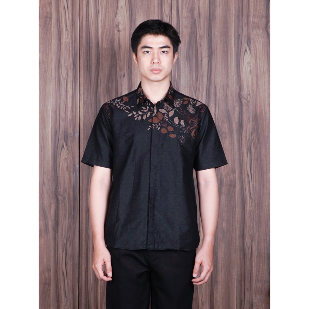 Swipe up Kemeja Batik Pria Modern Slimfit  Lengan Pendek Suiren Black