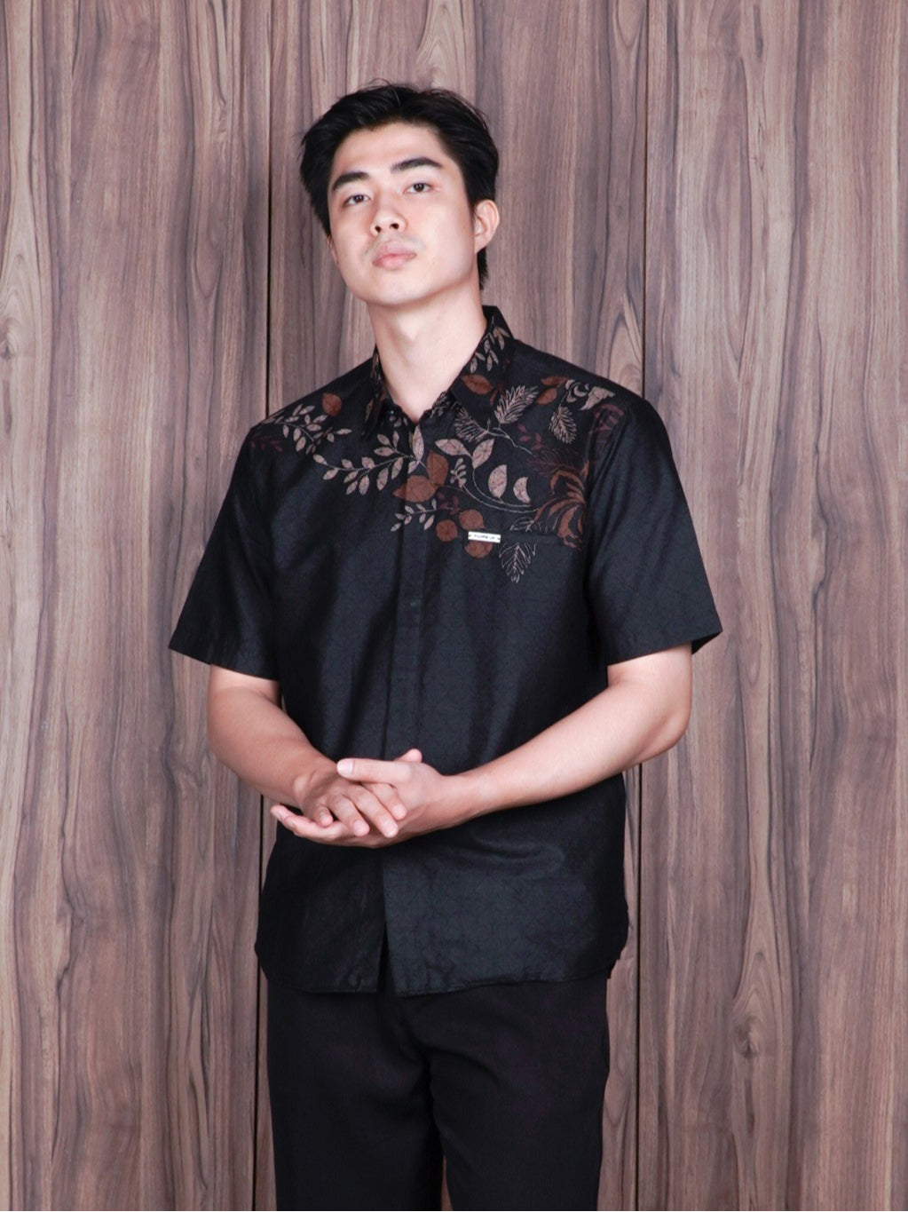 Swipe up Kemeja Batik Pria Modern Slimfit  Lengan Pendek Suiren Black