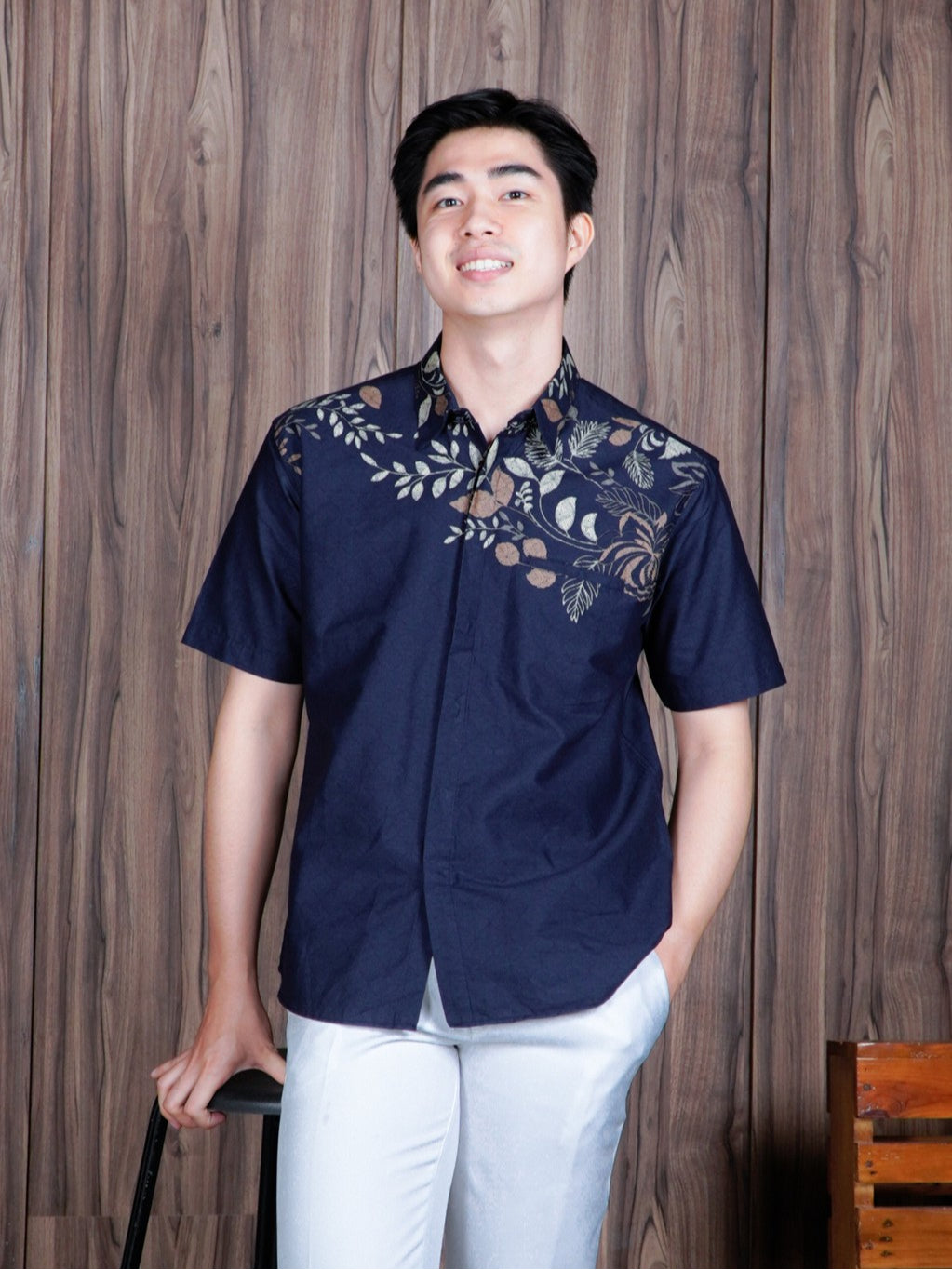 Swipe up Kemeja Batik Pria Modern Slimfit Lengan Pendek Suiren Navy