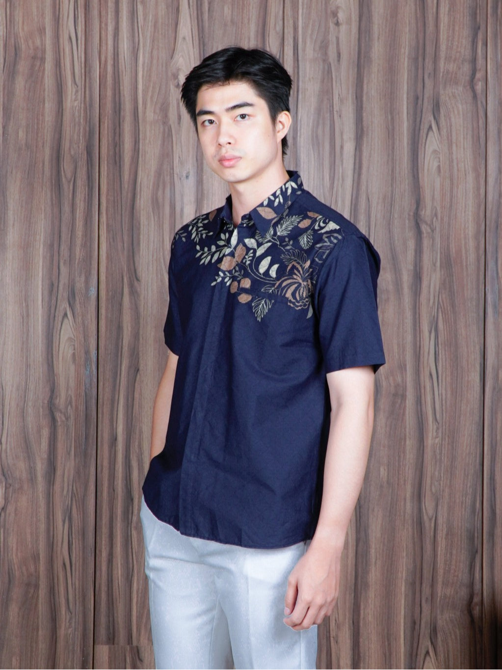Swipe up Kemeja Batik Pria Modern Slimfit Lengan Pendek Suiren Navy