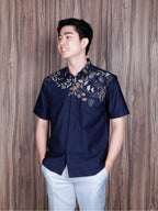Swipe up Kemeja Batik Pria Modern Slimfit Lengan Pendek Suiren Navy