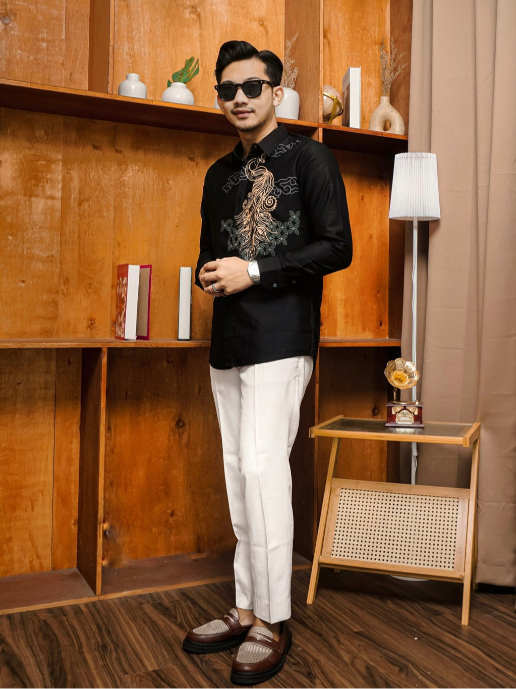 Swipe Up Kemeja Batik Pria Modern Katun Slimfit Lengan Panjang Motif Himawari Black