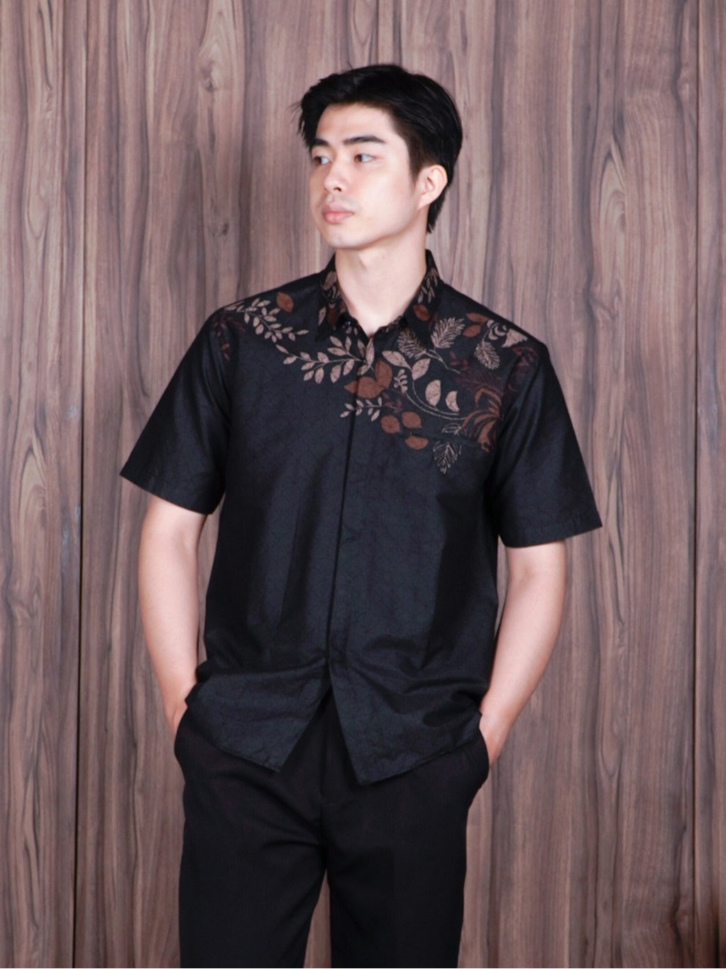 Swipe up Kemeja Batik Pria Modern Slimfit  Lengan Pendek Suiren Black