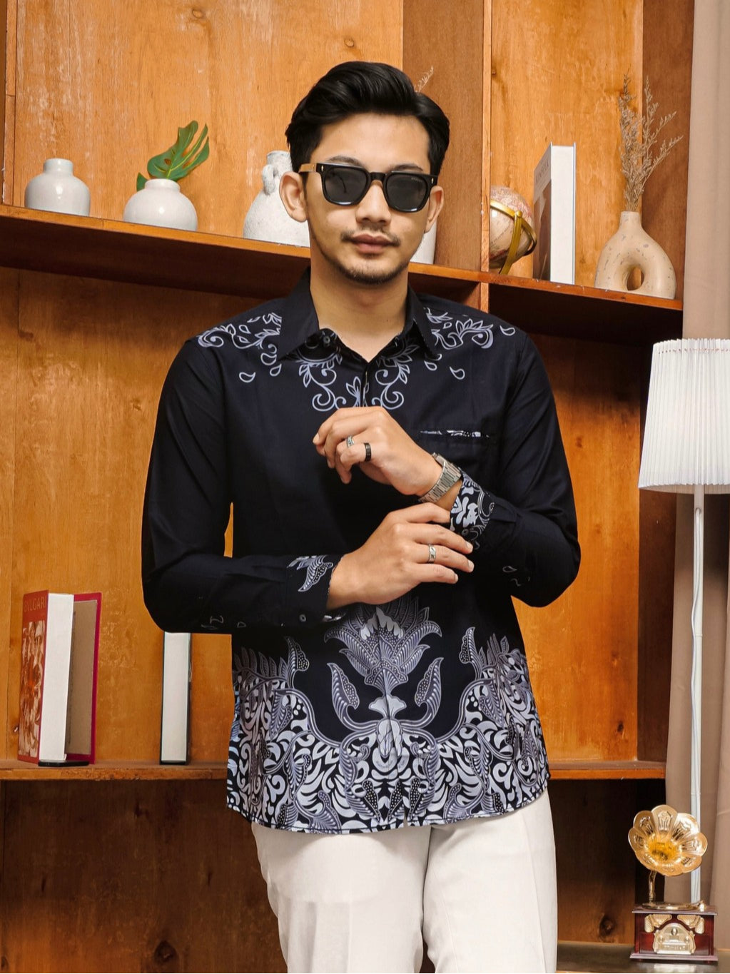 Swipe Up Kemeja Batik Pria Modern Lengan Panjang Widura Black