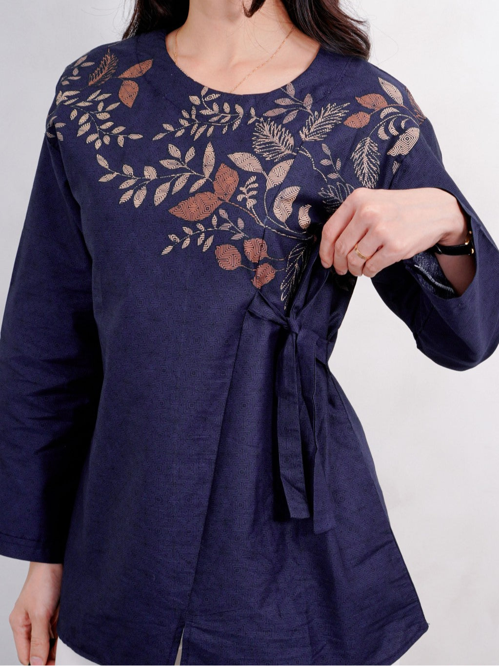 Swipe Up Kemeja Batik Couple Pria Wanita Modern Suiren Navy