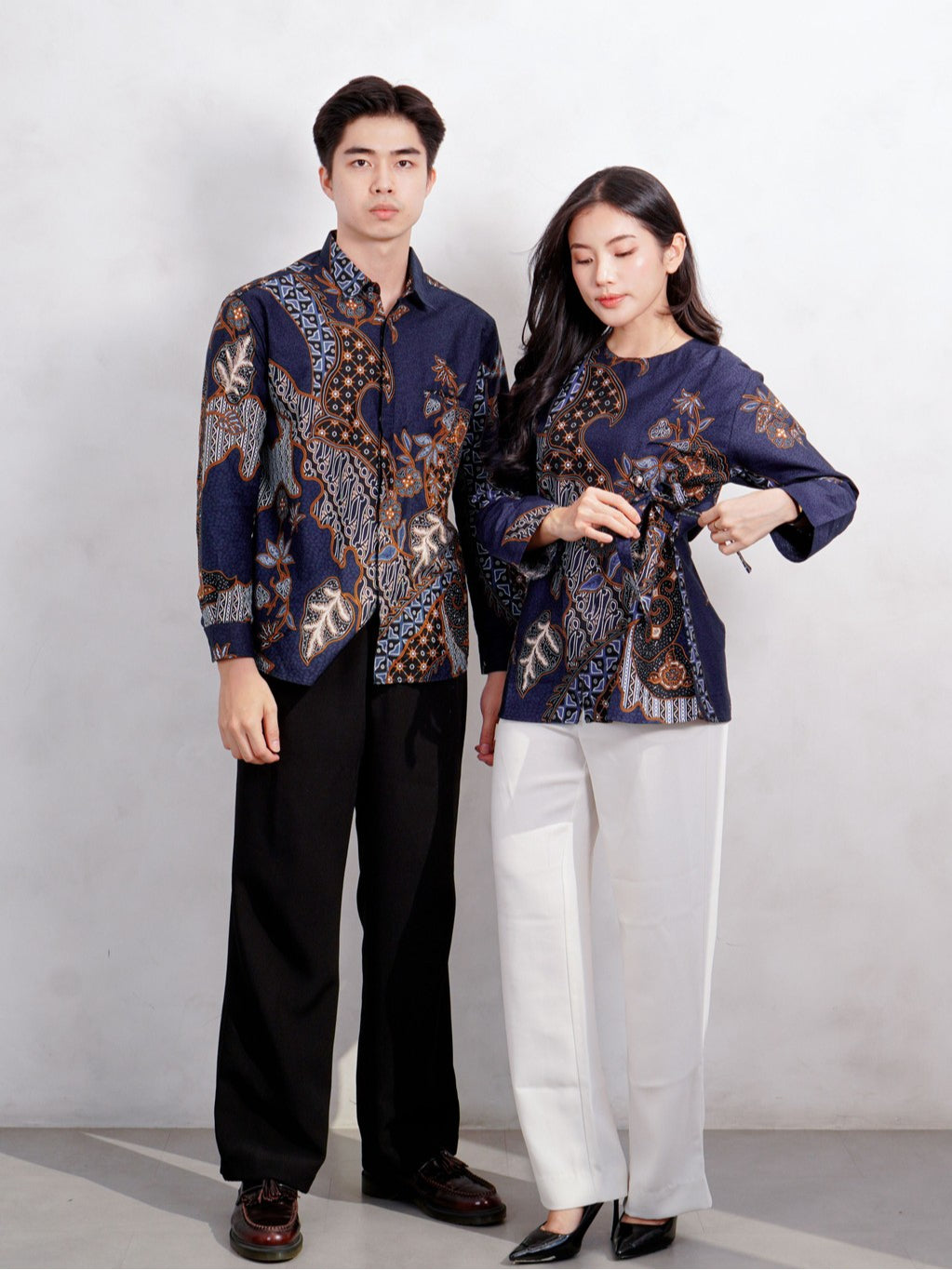 Swipe Up Kemeja Batik Couple Pria Wanita Modern Akai Navy Brown