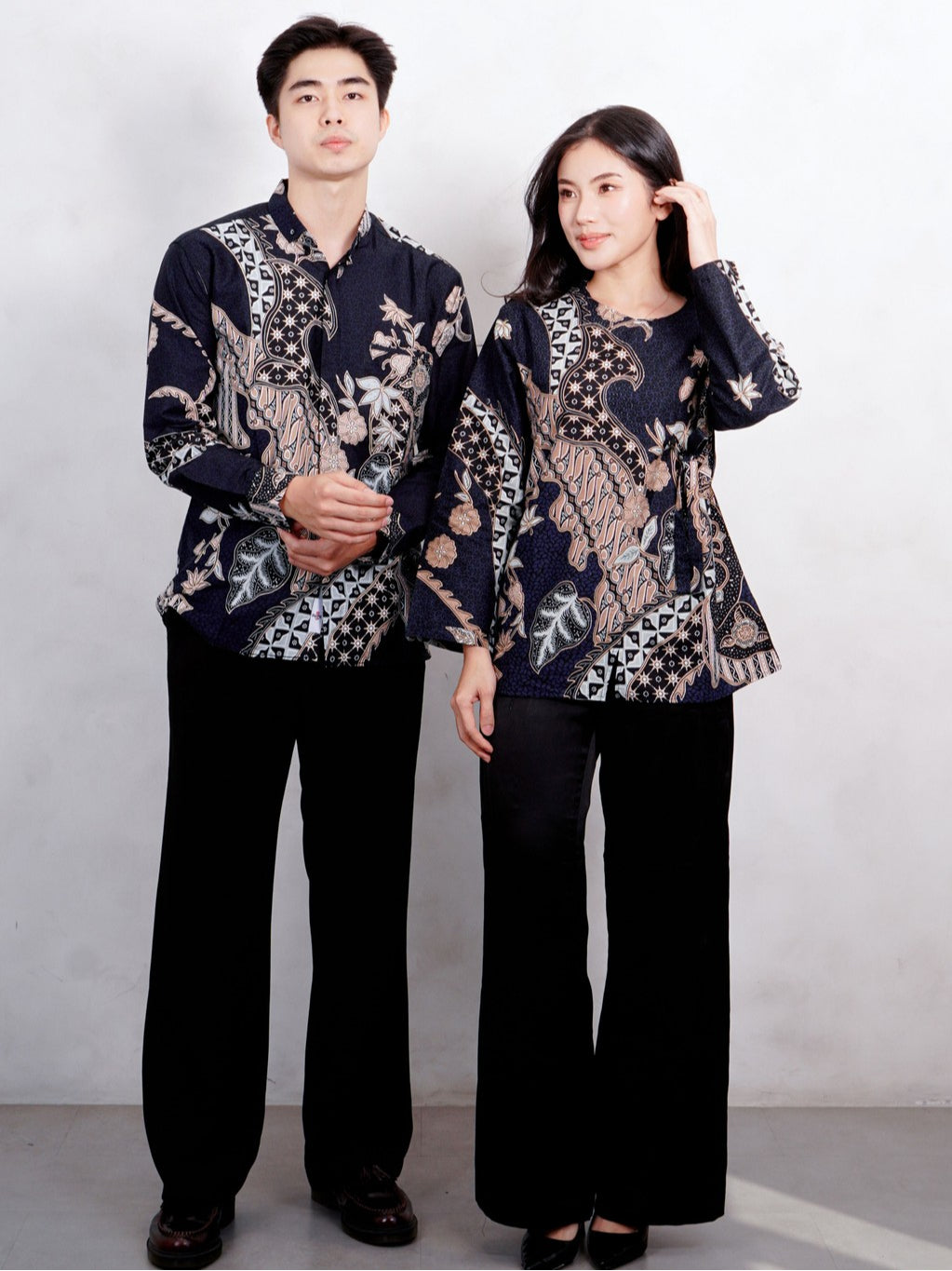 Swipe Up Kemeja Batik Couple Pria Wanita Modern Akai Navy Cream