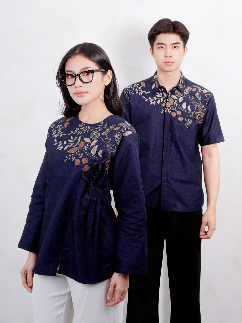 Swipe Up Kemeja Batik Couple Pria Wanita Modern Suiren Navy