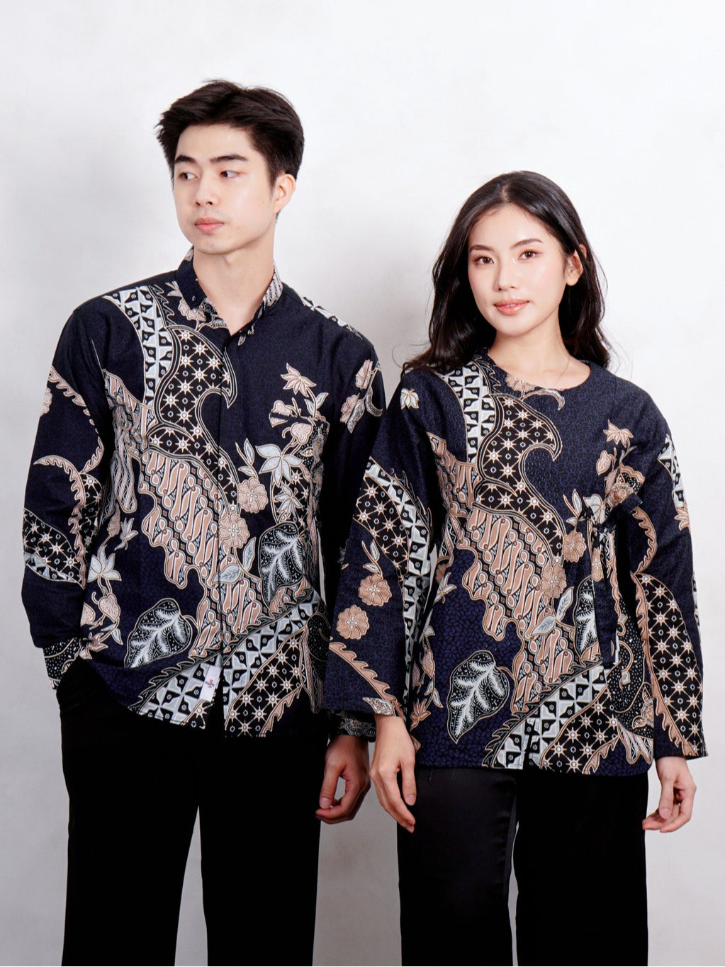 Swipe Up Kemeja Batik Couple Pria Wanita Modern Akai Navy Cream
