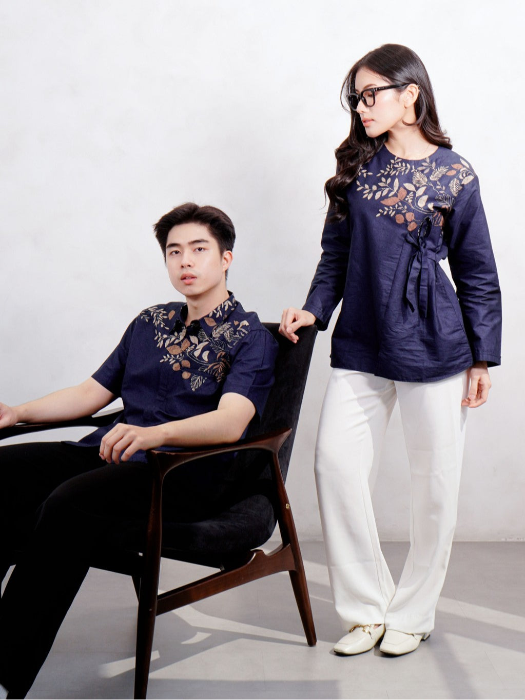 Swipe Up Kemeja Batik Couple Pria Wanita Modern Suiren Navy
