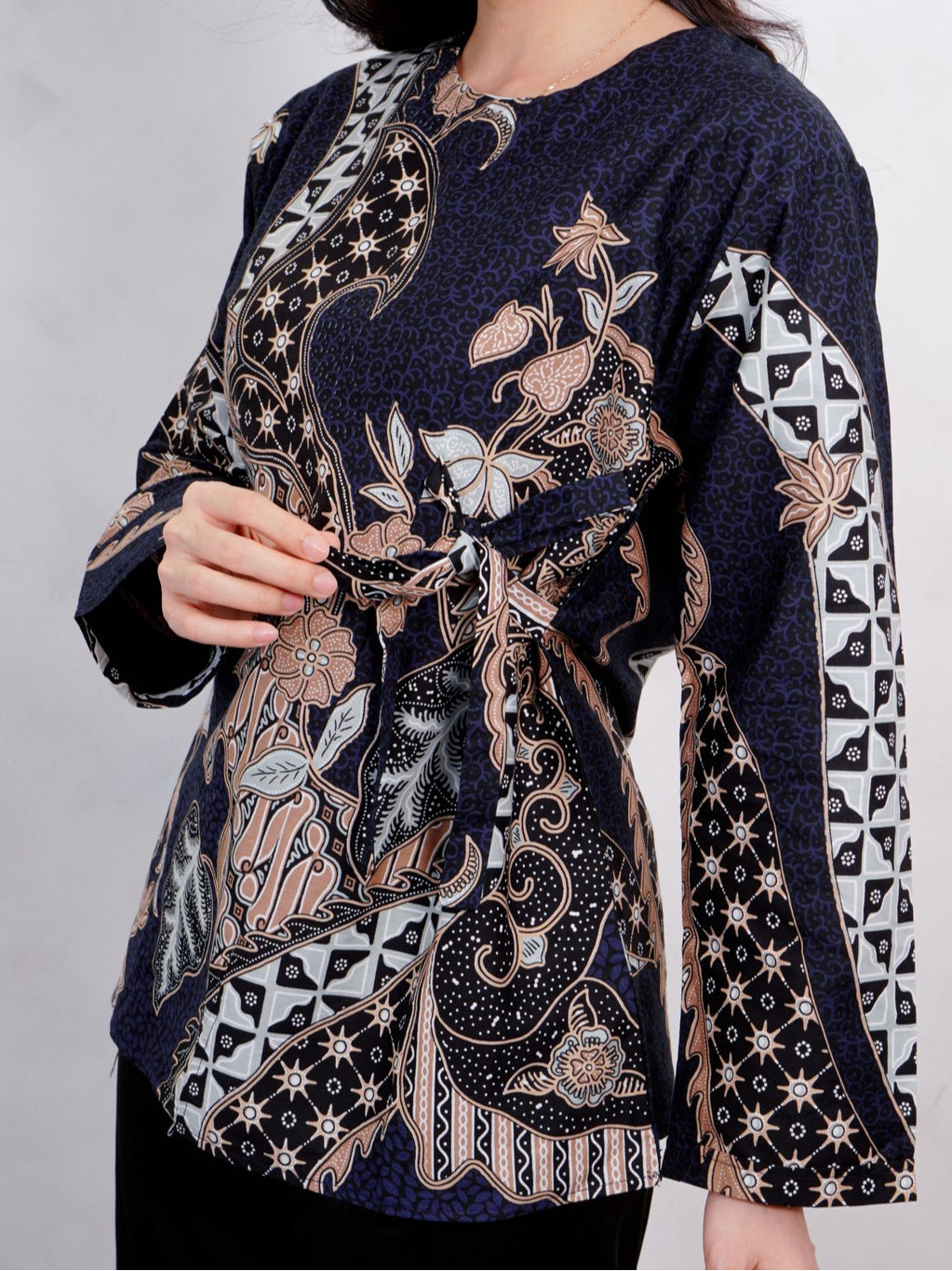 Swipe Up Kemeja Batik Couple Pria Wanita Modern Akai Navy Cream