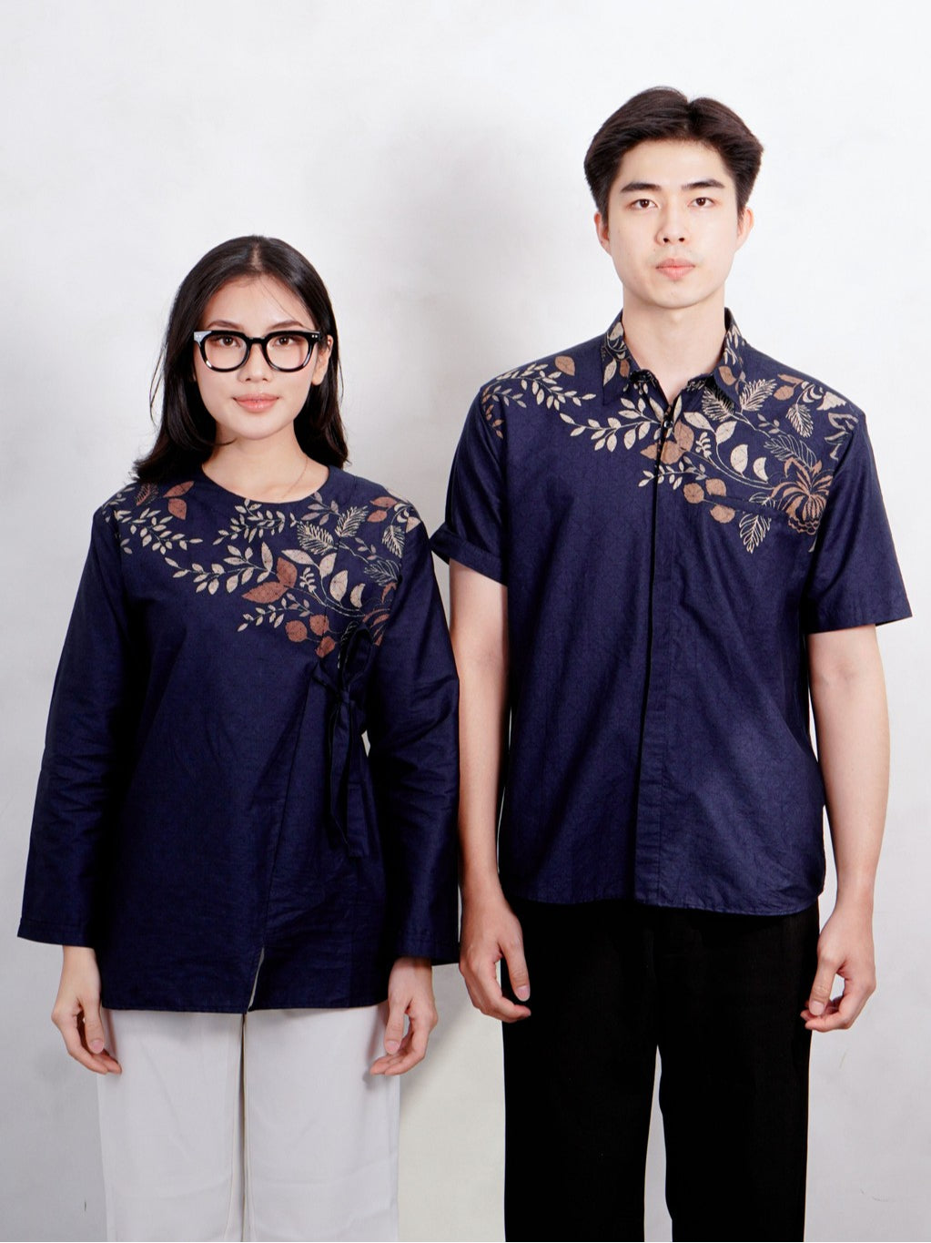 Swipe Up Kemeja Batik Couple Pria Wanita Modern Suiren Navy