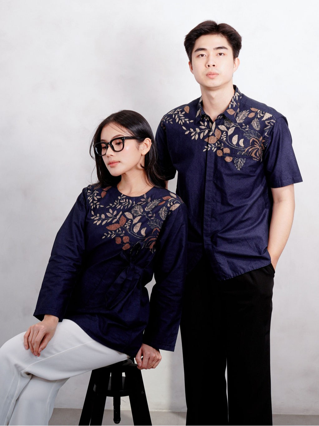Swipe Up Kemeja Batik Couple Pria Wanita Modern Suiren Navy