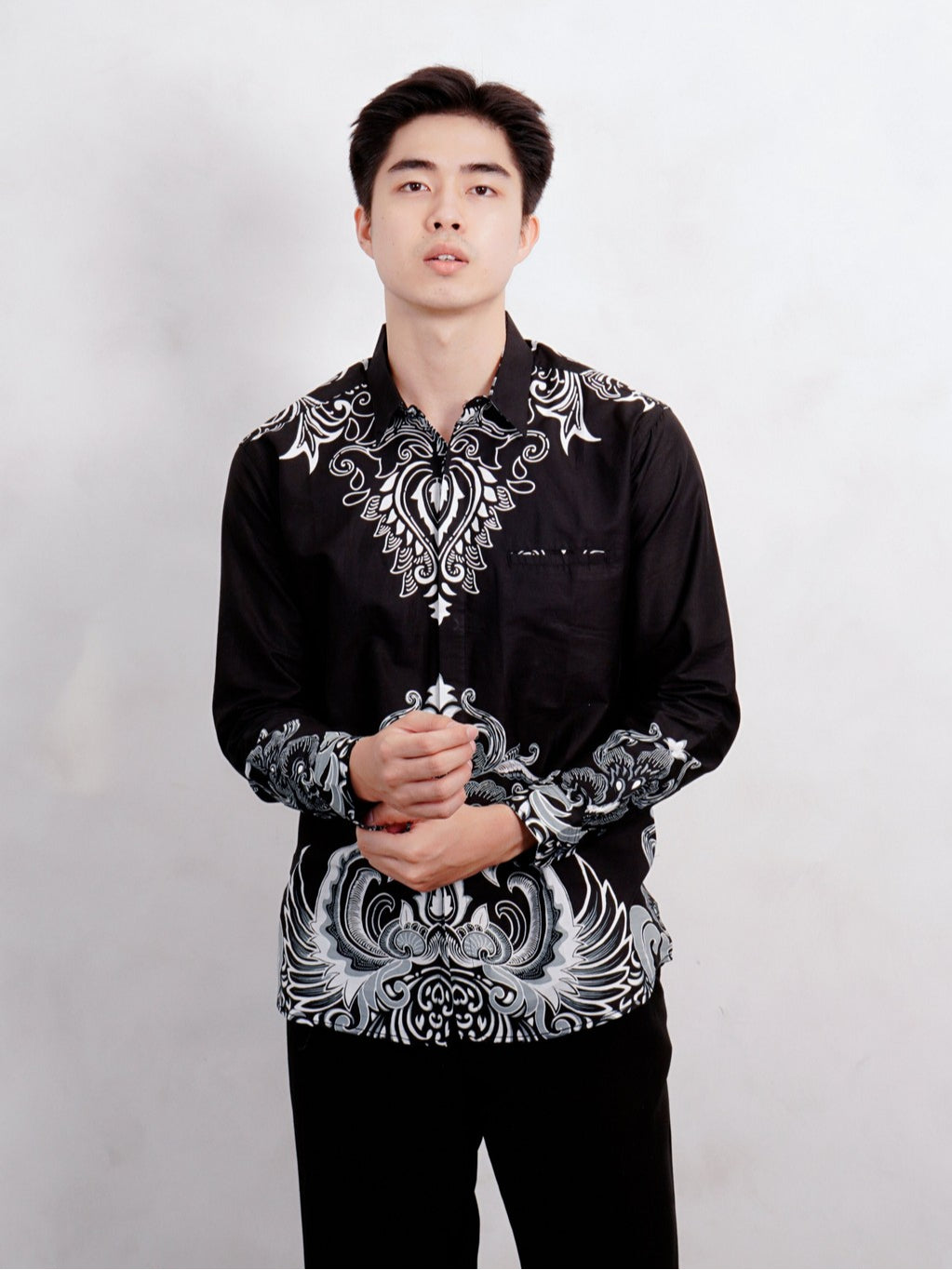 Swipe Up Kemeja Batik Pria Modern Katun Slimfit Lengan Panjang Motif Rupakenca Black
