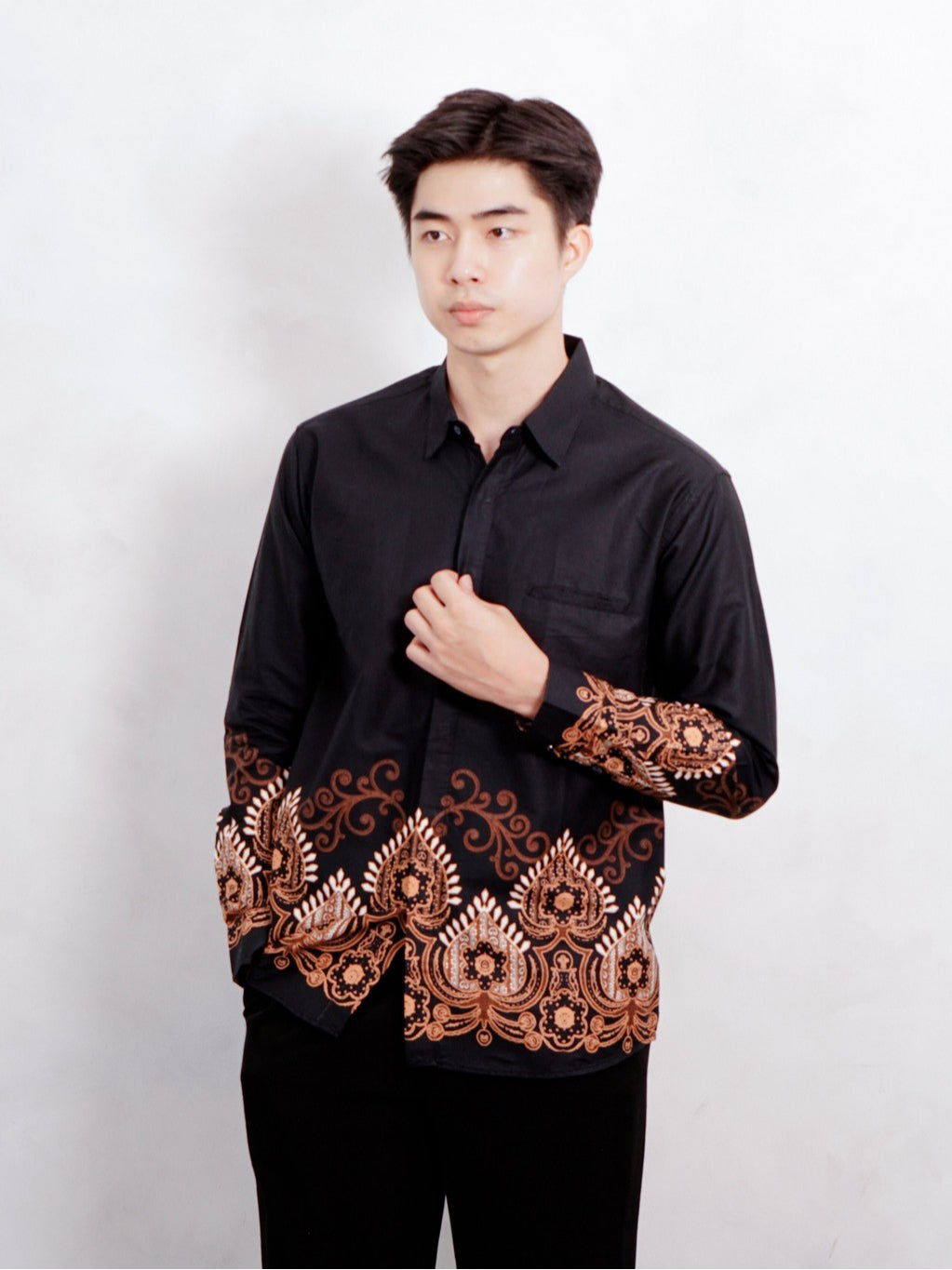 Swipe Up Kemeja Batik Pria Modern Slimfit Katun Lengan Panjang Motif Basupati Black