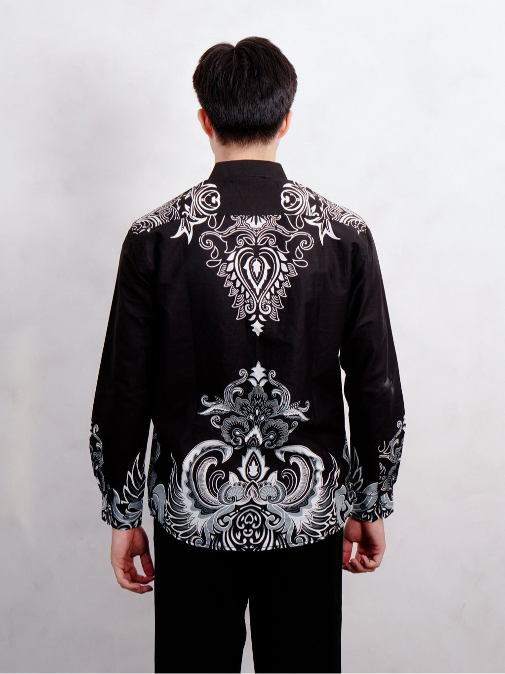 Swipe Up Kemeja Batik Pria Modern Katun Slimfit Lengan Panjang Motif Rupakenca Black