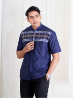 Swipe Up Kemeja Koko Pria Modern Katun Lengan Pendek Motif Arkan Navy