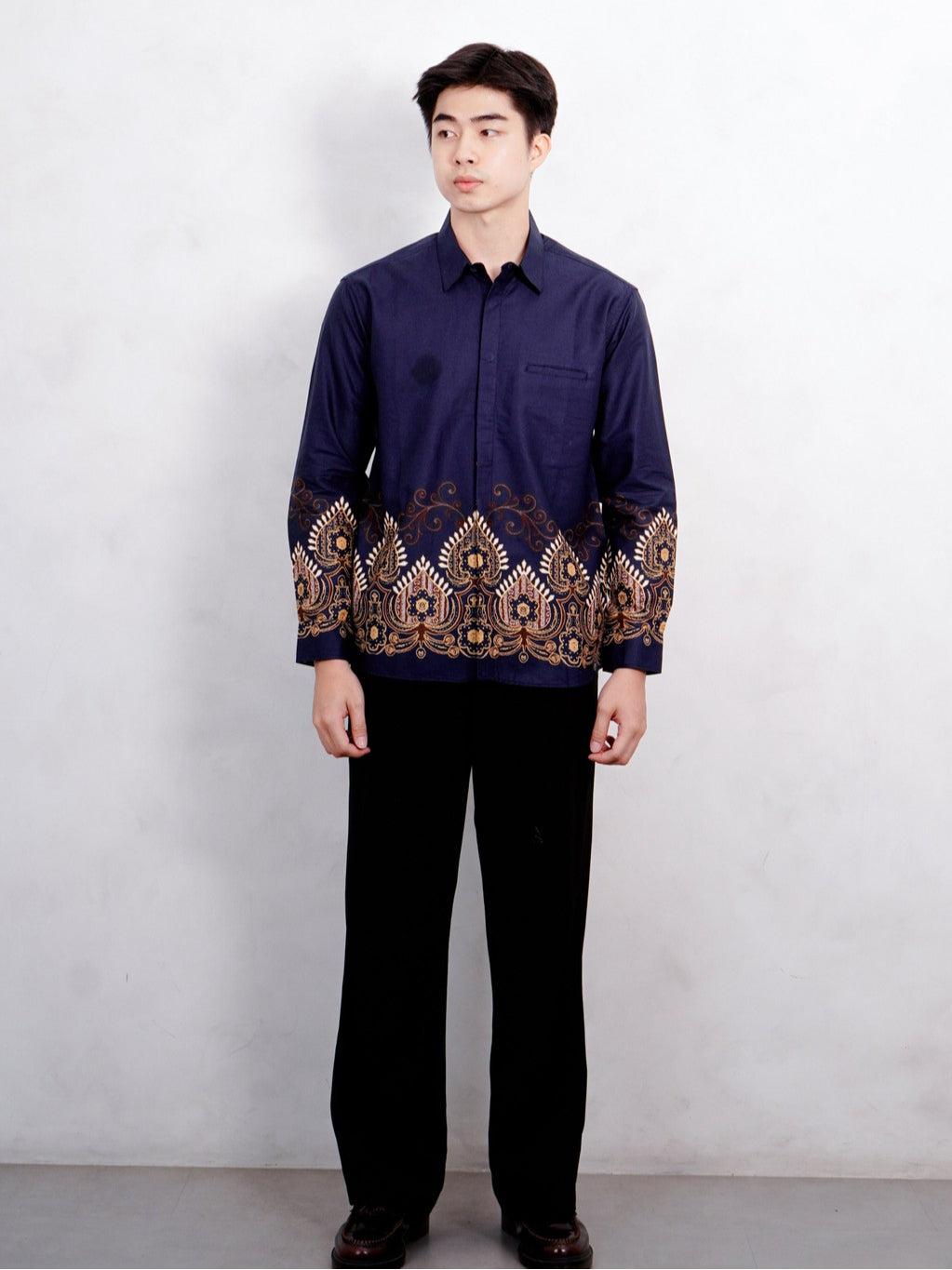 Swipe Up Kemeja Batik Pria Modern Slimfit Katun Lengan Panjang Motif Basupati Navy